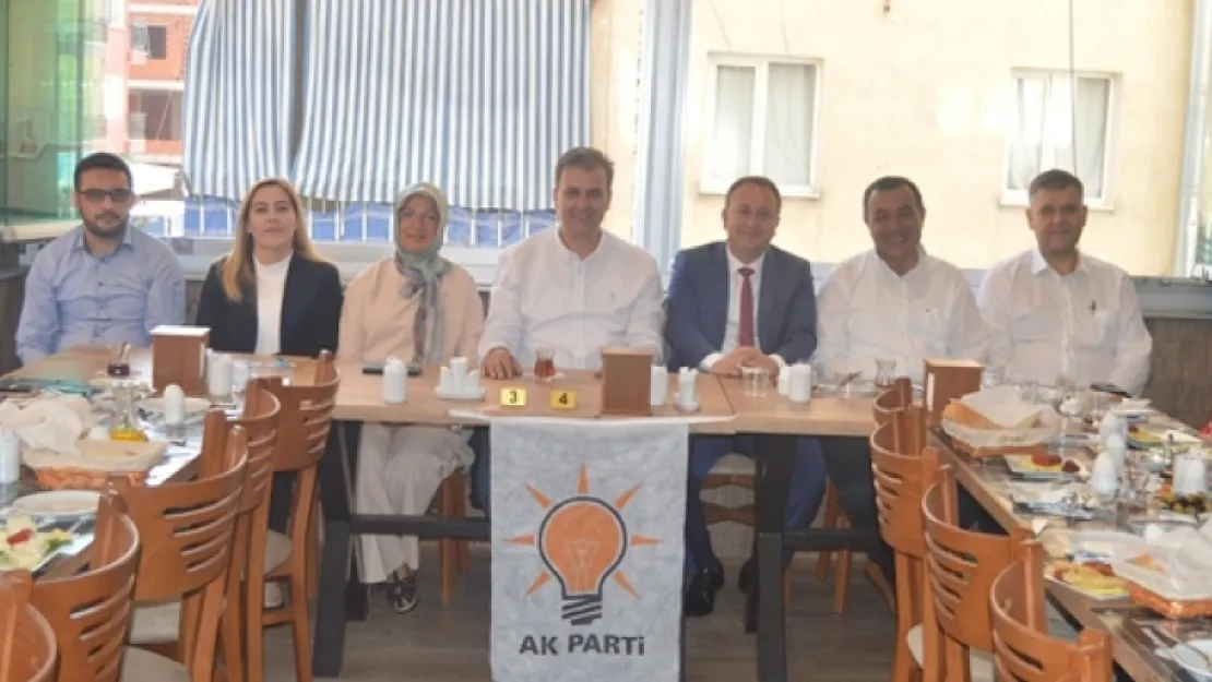 Ak Parti'nin aday adayları birlik ve beraberlik kahvaltısında buluştular