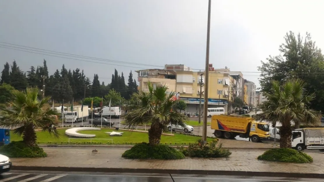 TURGUTLU SAĞANAK YAĞMURA HAZIRLIKSIZ YAKALANDI