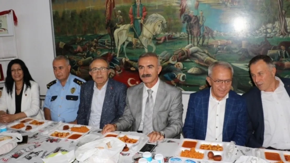 Yunusemre Muhtarlar Derneği Geleneksel İftar Yemeğinde Bir Araya Geldi