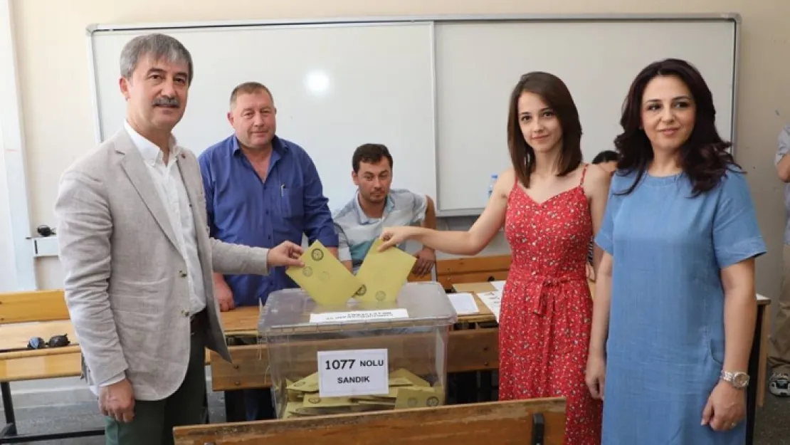Başkan Şirin ailesiyle sandığa gitti