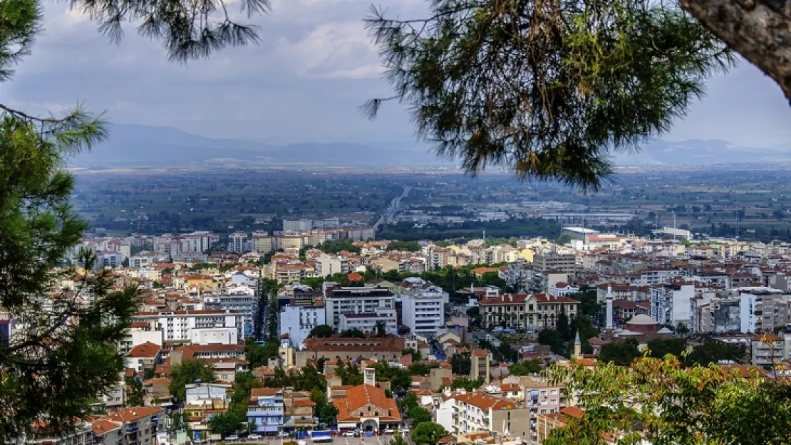 Manisa'da şehrin üzerine çöken siyah tabaka korkuttu