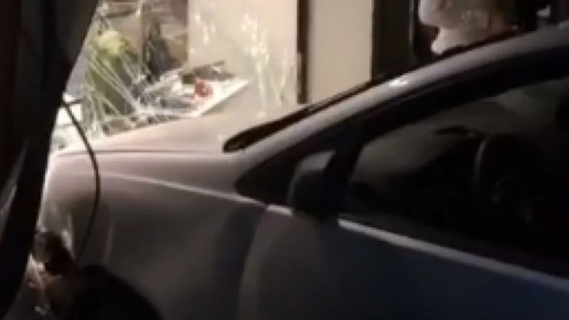 Direksiyon hakimiyetini kaybetti vitrine girdi