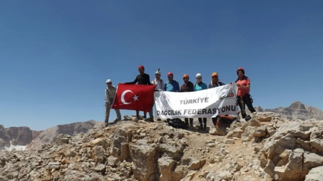Doğu Kafkasya'nın Zirvesi'nde Büyükşehir Flaması Dalgalandı