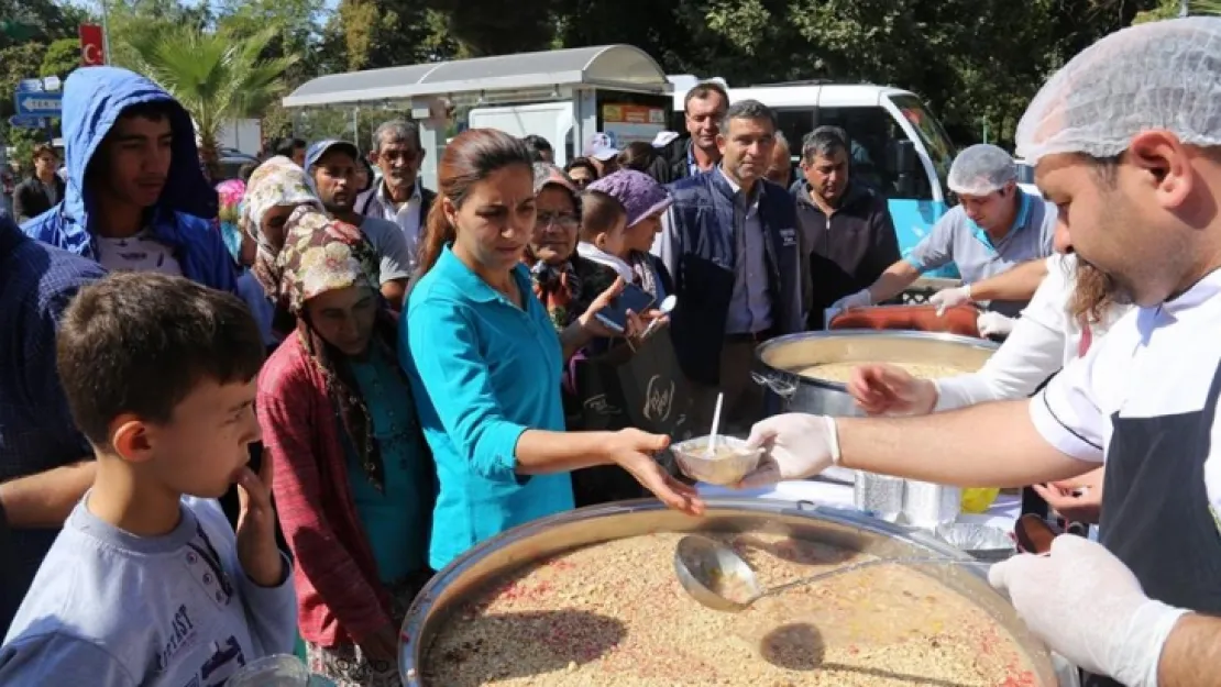 Geleneksel Aşure İkramları Turgutlu'da Başladı