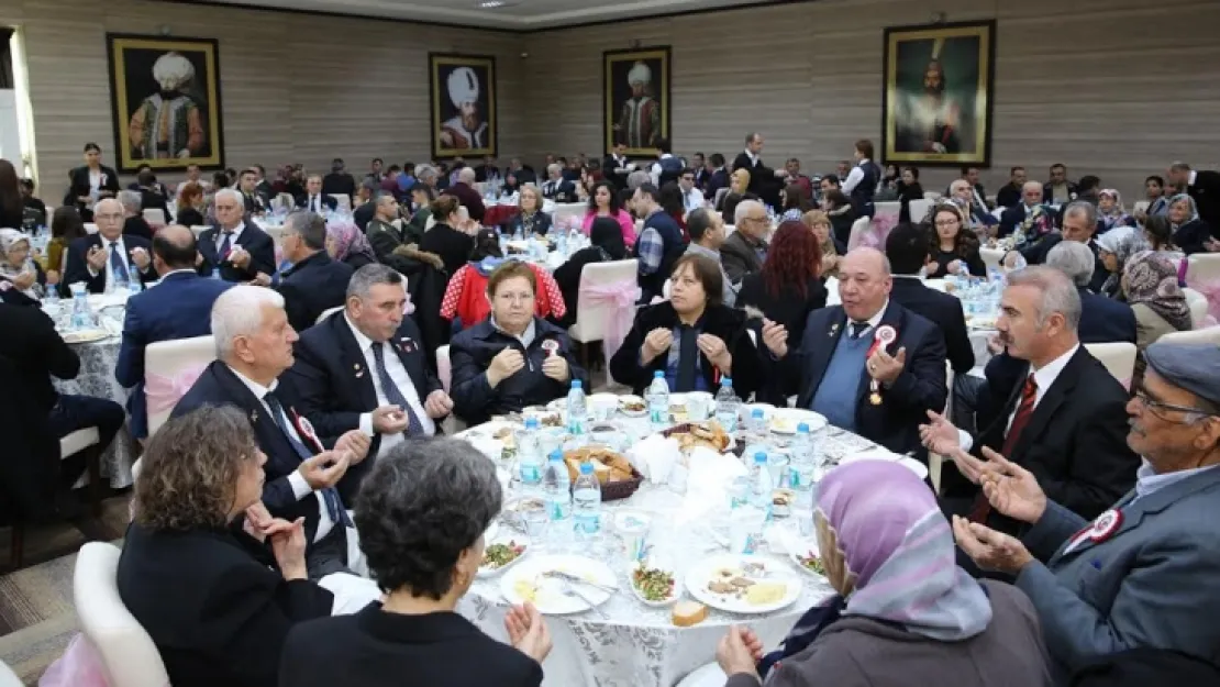 Şehit Aileleri ve Gaziler Yemekte Bir Araya Geldi