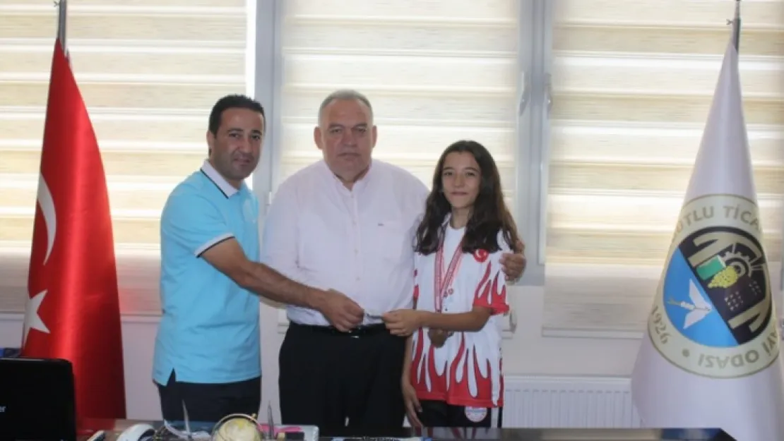 BAŞARILI SPORCUDAN BAŞKAN AYDIN'A ZİYARET