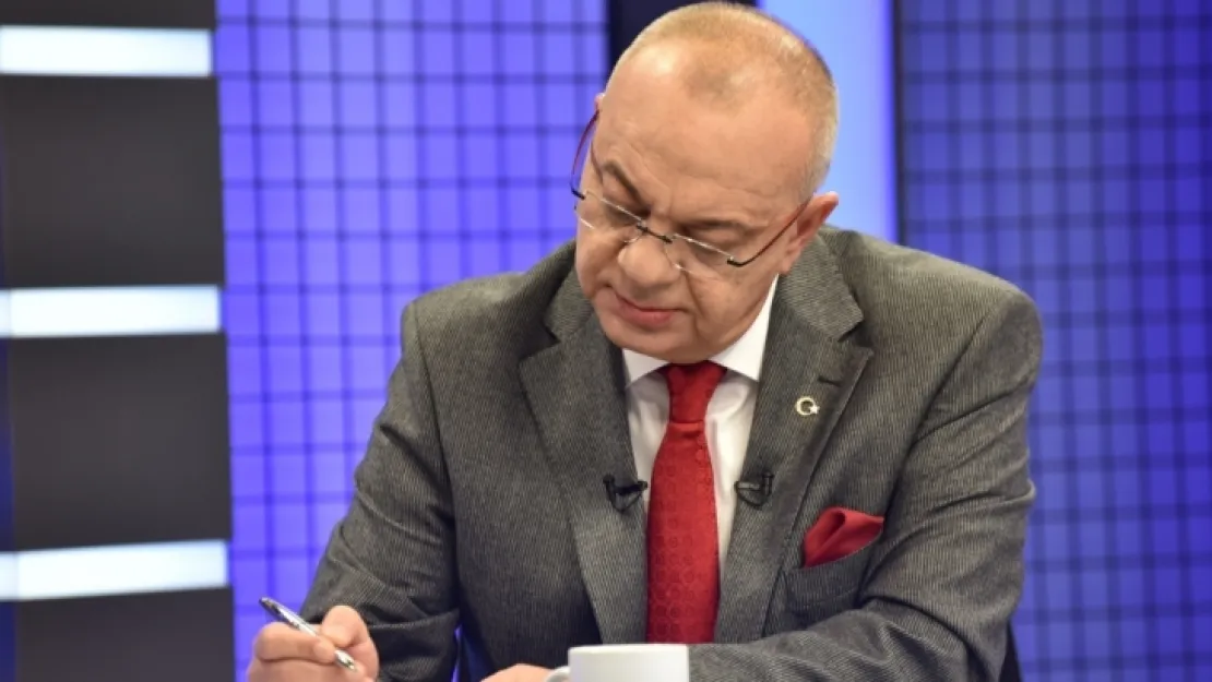Ergün,'Parti rozetini çıkararak, hizmetin siyasetinin olmayacağını vurguladı'