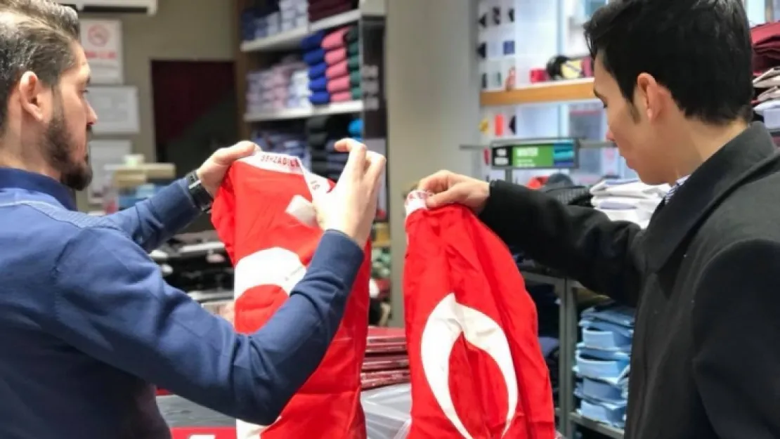 Öğrenciler 'Zeytin Dalı' Harekatına Bayraklı Destek Verdi