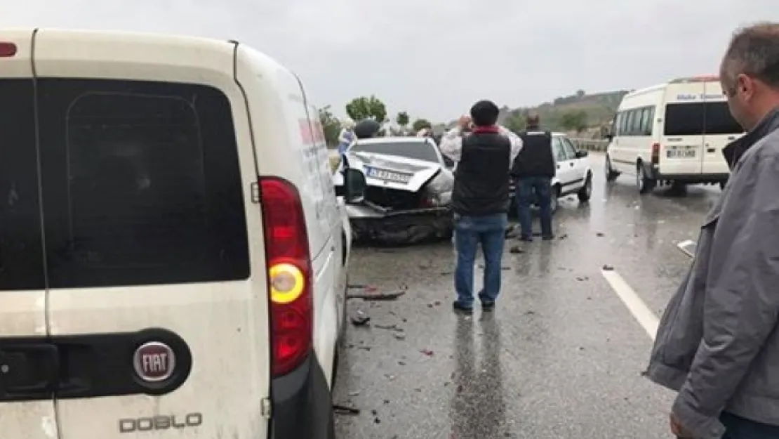 YAĞIŞ NEDENİYLE ZİNCİRLEME KAZA MEYDANA GELDİ