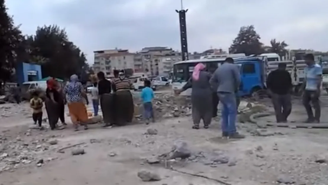 2 KİLO DEMİR İÇİN TAŞLI SOPALI KAVGA