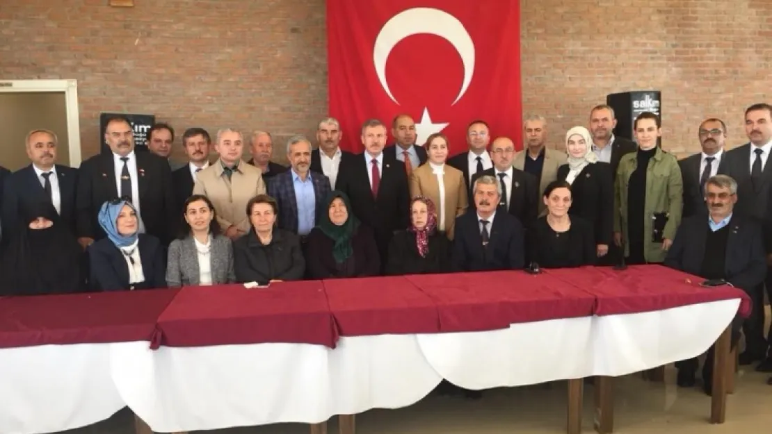 Özdağ şehit aileleri ve gazilerle bir araya geldi