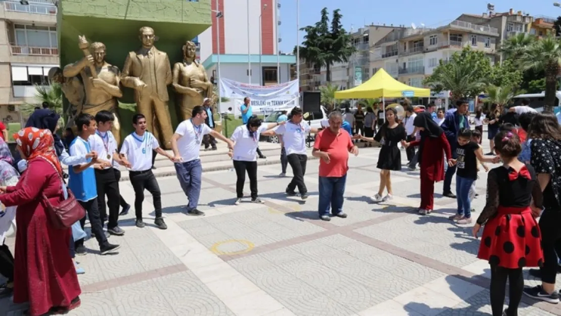 Özel Öğrencilerin Turgutlu'da Fark Yaratan Etkinliği