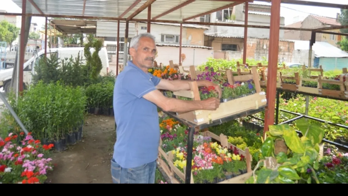 TURGUTLU'DA ÇİÇEKÇİLİK EMEK İSTER!