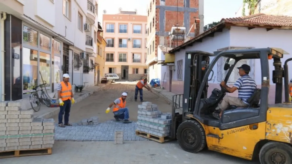Kurtuluş Mahallesi'nde Parke Taşı Çalışmaları Başladı