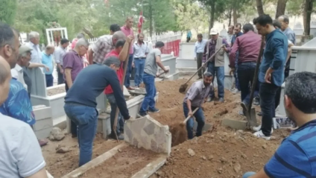 Cenazenin yüzü açılınca şok oldular