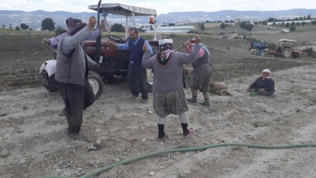MUHABİRİMİZİ GÖREN VATANDAŞLAR OYNAMAYA BAŞLADI
