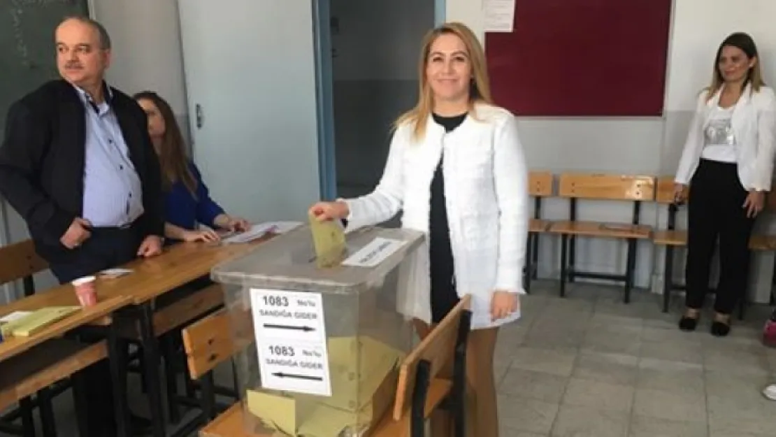 AK Partili Güzeide İçen Kasap Oyunu Eşiyle Birlikte Kullandı