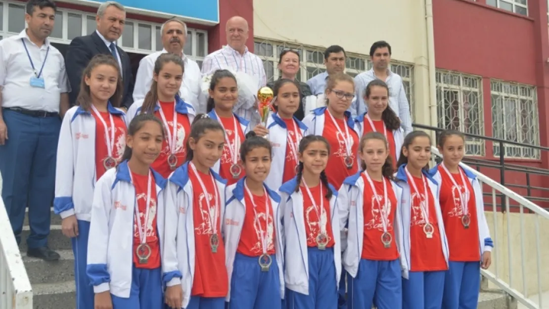 Samiye Nuri Sevil Orta Okulunda Kupa Sevinci Yaşandı