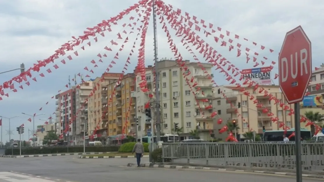 Manisa Bayraklarla Donatıldı