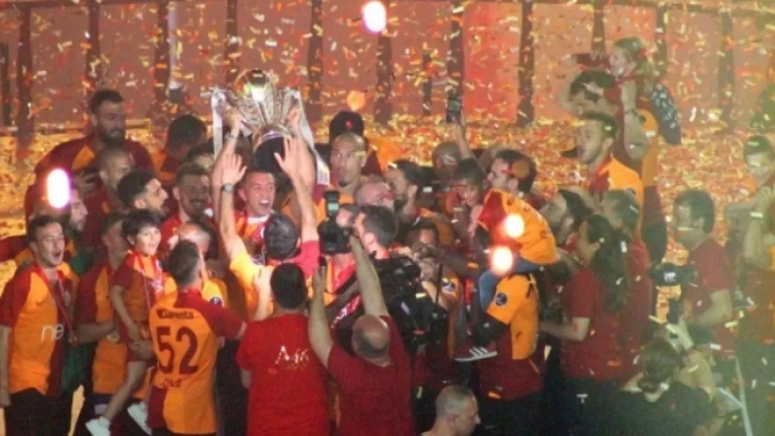 Şampiyon Galatasaray kupasını aldı