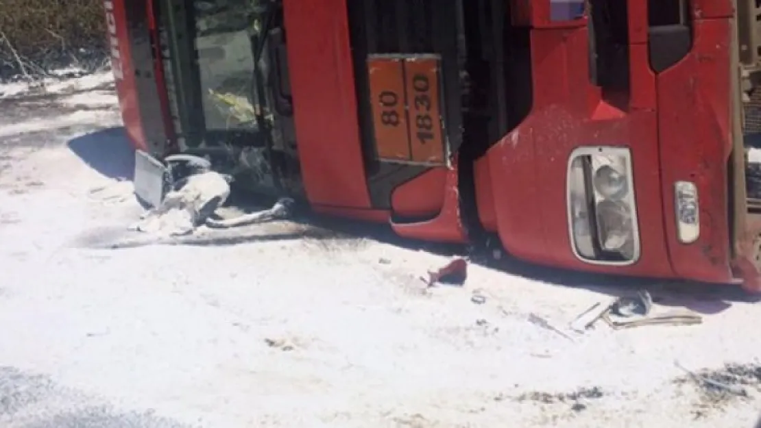 Virajda yan yatan TIR'daki sülfürik asit çevreye saçıldı