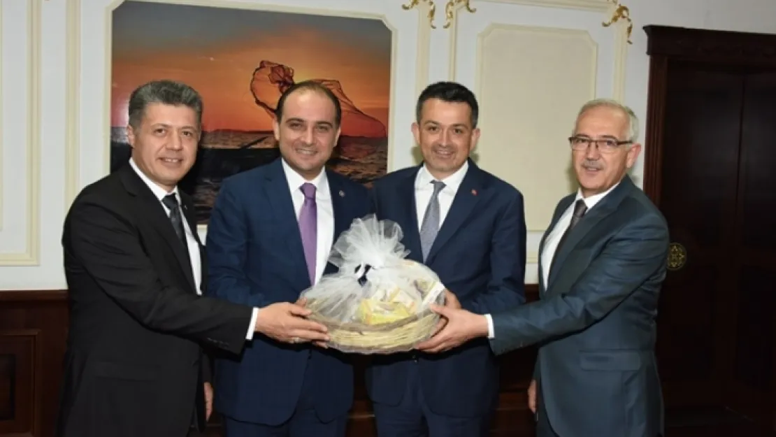 Manisalı Bakan'a ilk ziyaret Manisalı vekillerden