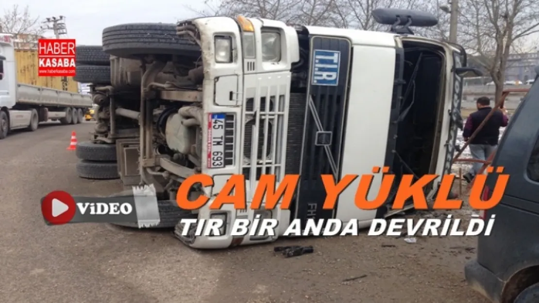 Şantiye Alanında Cam Yüklü Tır Devrildi