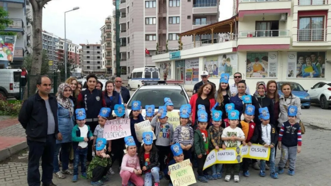 ÇOCUKLAR POLİS MEMURLARINI AĞIRLADI