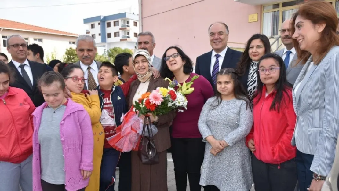 VALİ GÜVENÇER VE EŞİ MANİSA ÖZEL EĞİTİM İŞ UYGULAMA MERKEZİNDE