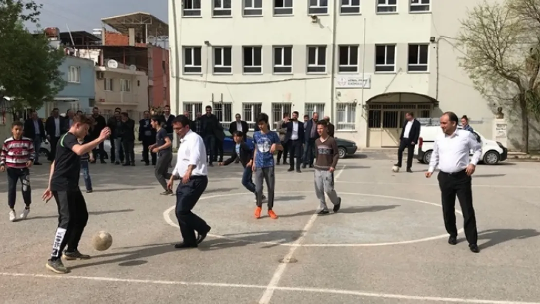 Baybatur gençlerle futbol oynadı