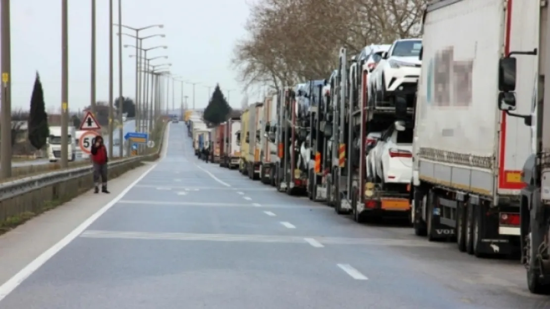 Kapıkule'de 13 kilometre tır trafiği