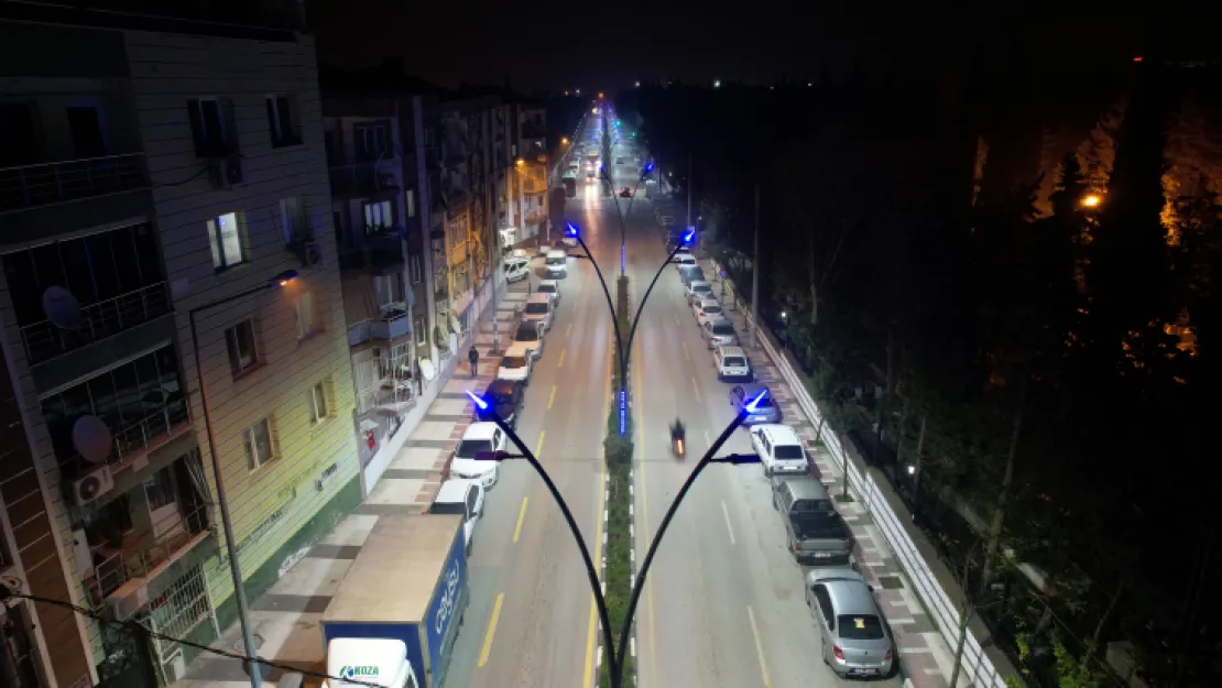 Manisa Seyfettinbey Caddesi Sıcak Asvalt İle Birlikte Işıl Işıl Oldu