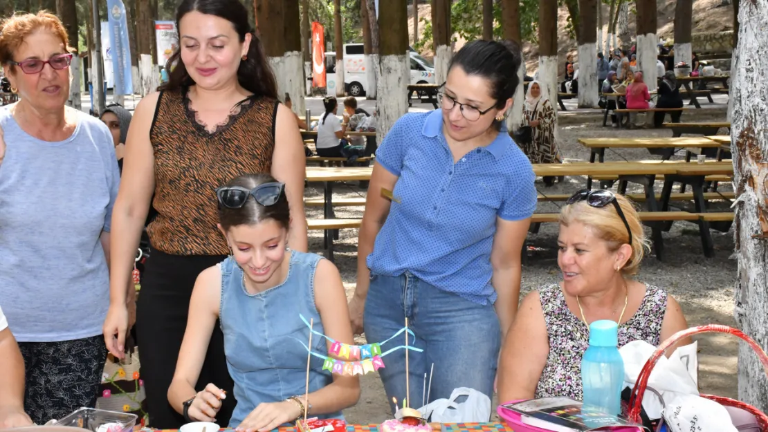 Manisalı Kadınlar Süreyya Parkında Eğlendi