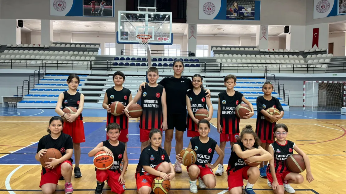 Milli Basketbolcu Manolya Kurtulmuş'tan Turgutlu Belediyespor'a Ziyaret