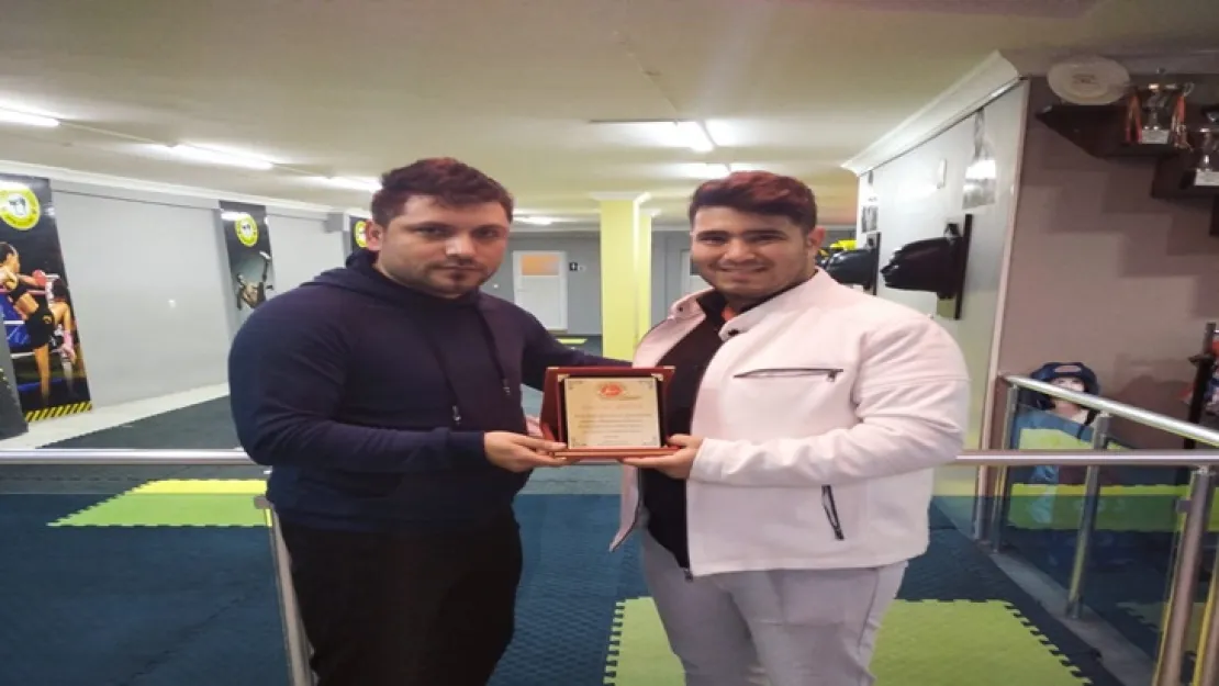 Naci Şentürk'e Teşekkür Plaketi