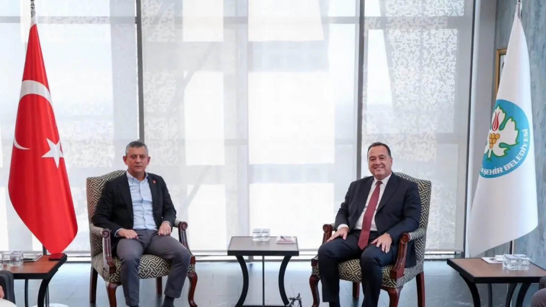 Özgür Özel'den Manisa Büyükşehir Belediyesi'ne ziyaret