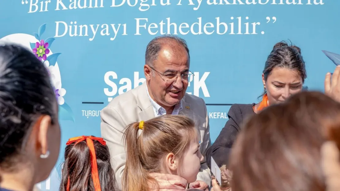 Şahin Ek'ten 8 Mart'ta Kadınlara Anlamlı Ziyaret ve Çiçek Dağıtımı