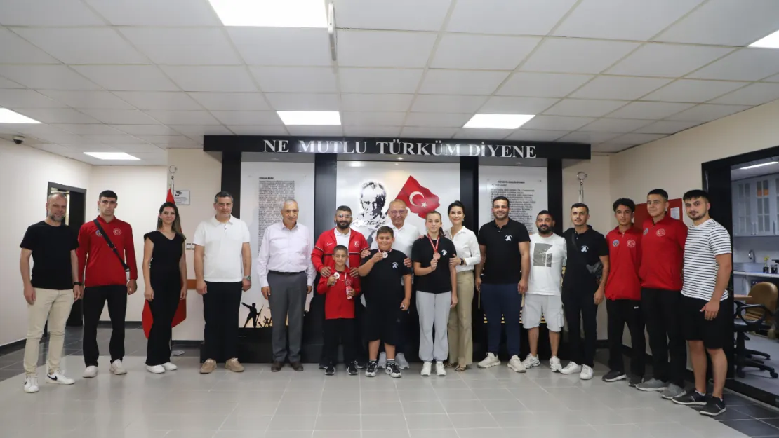 Şampiyon Güreşçilerden Başkan Çetin Akın'a Ziyaret