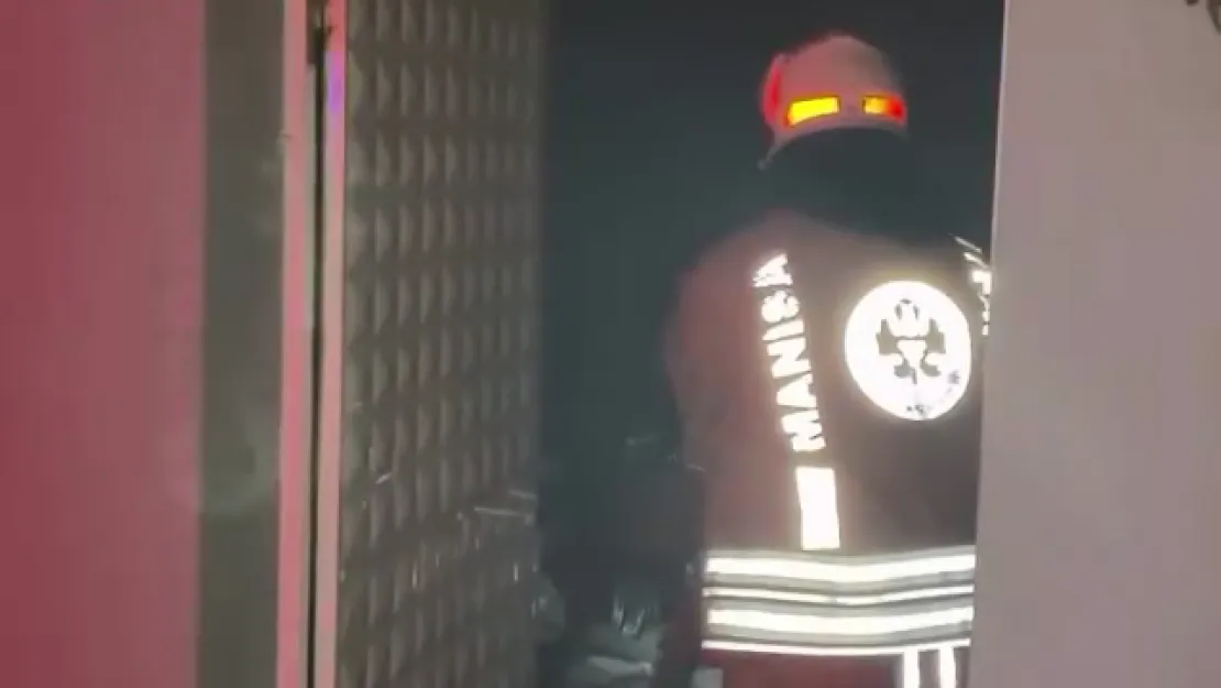 Turgutlu'da Bağ Evinde Trafo Yangını: Depo Malzemeleri Zarar Gördü