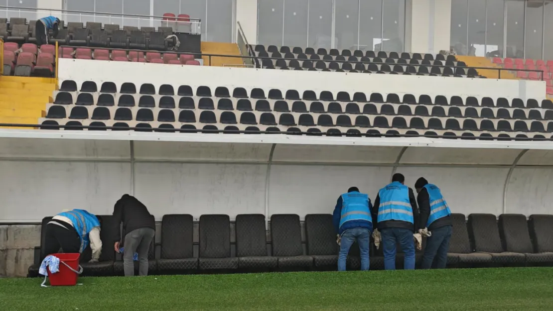 Turgutlu'da Denetimli Serbestlik Yükümlülerinden Stadyum Temizliği