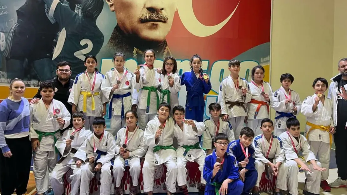 Yunusemre'nin Küçükleri Judo Ve Güreşte 22 Madalya Kazandı