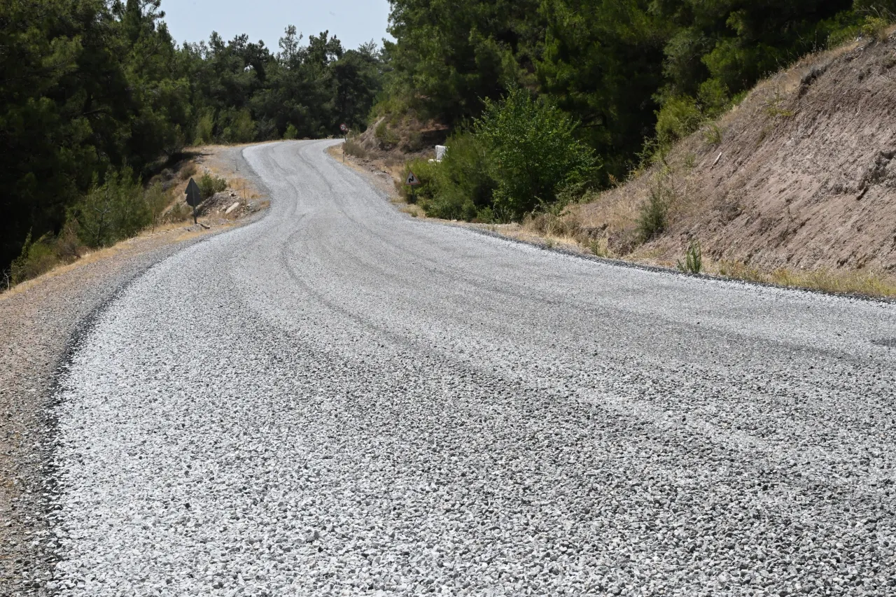 Büyükşehir'den Akhisar ve Turgutlu'ya 22 Kilometrelik Yol Çalışması