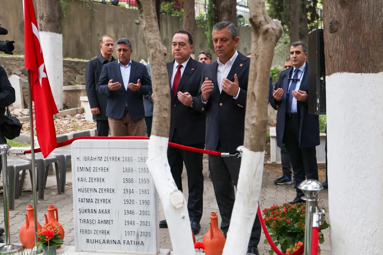 CHP Genel Başkanı Özel'den Ferdi Zeyrek'in kabrine ziyaret