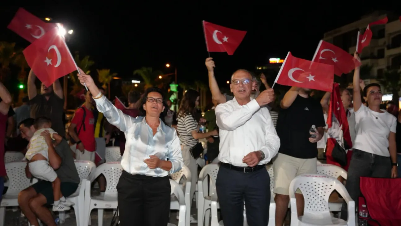 Turgutlu Belediyesi 12 Dev Adam'ın Şampiyonluk Heyecanına Dev Ekranla Ortak Oldu