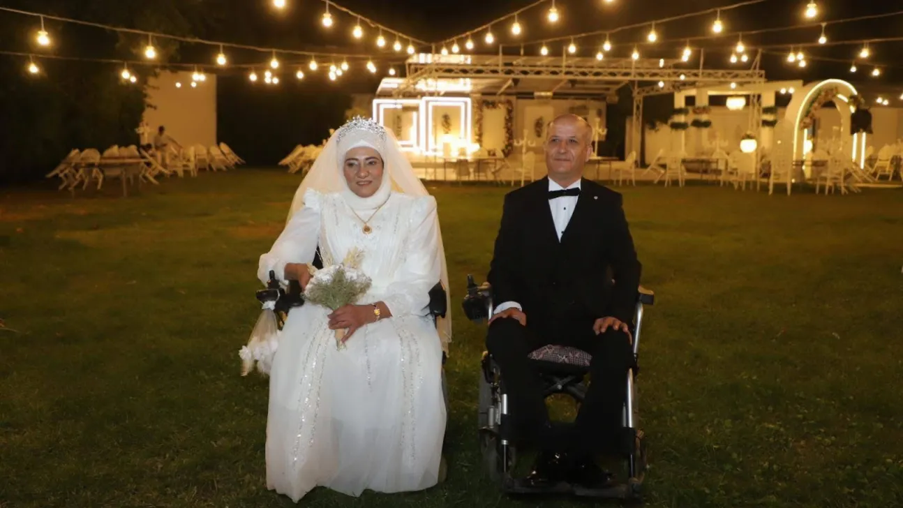 Turgutlu'da 'Engelsiz' Bir Aşk: Sevgi ve Mustafa Çifti Görkemli Törenle Evlendi