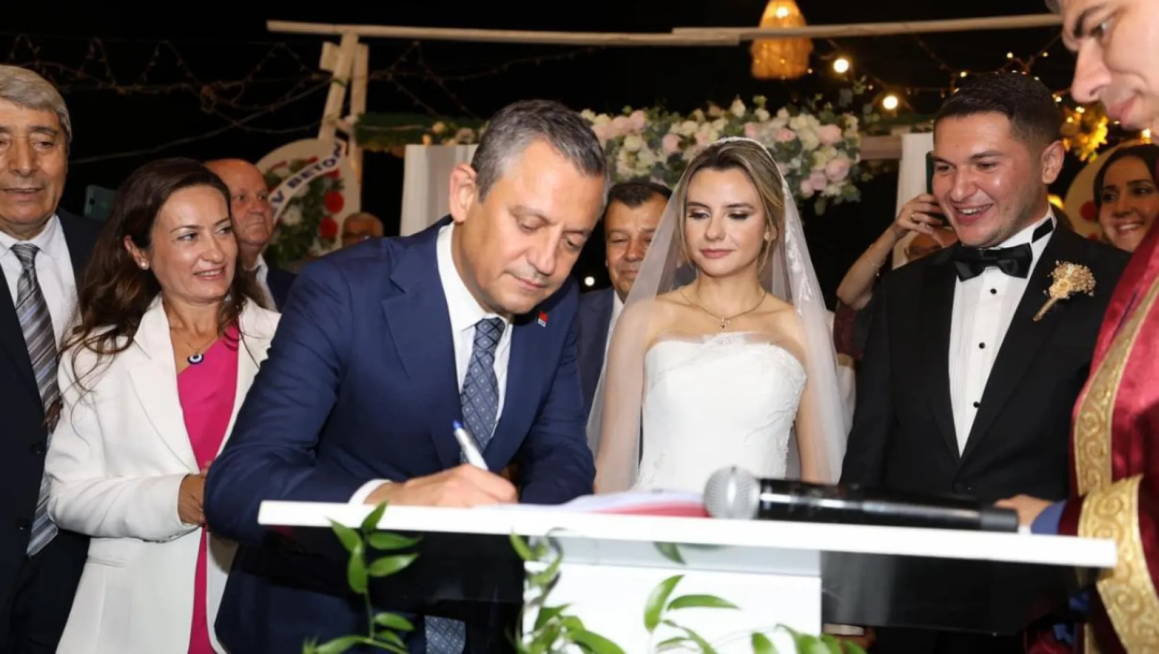 Özel, Utku Saka ile Dilara Berber'in nikah şahitliğini yaptı