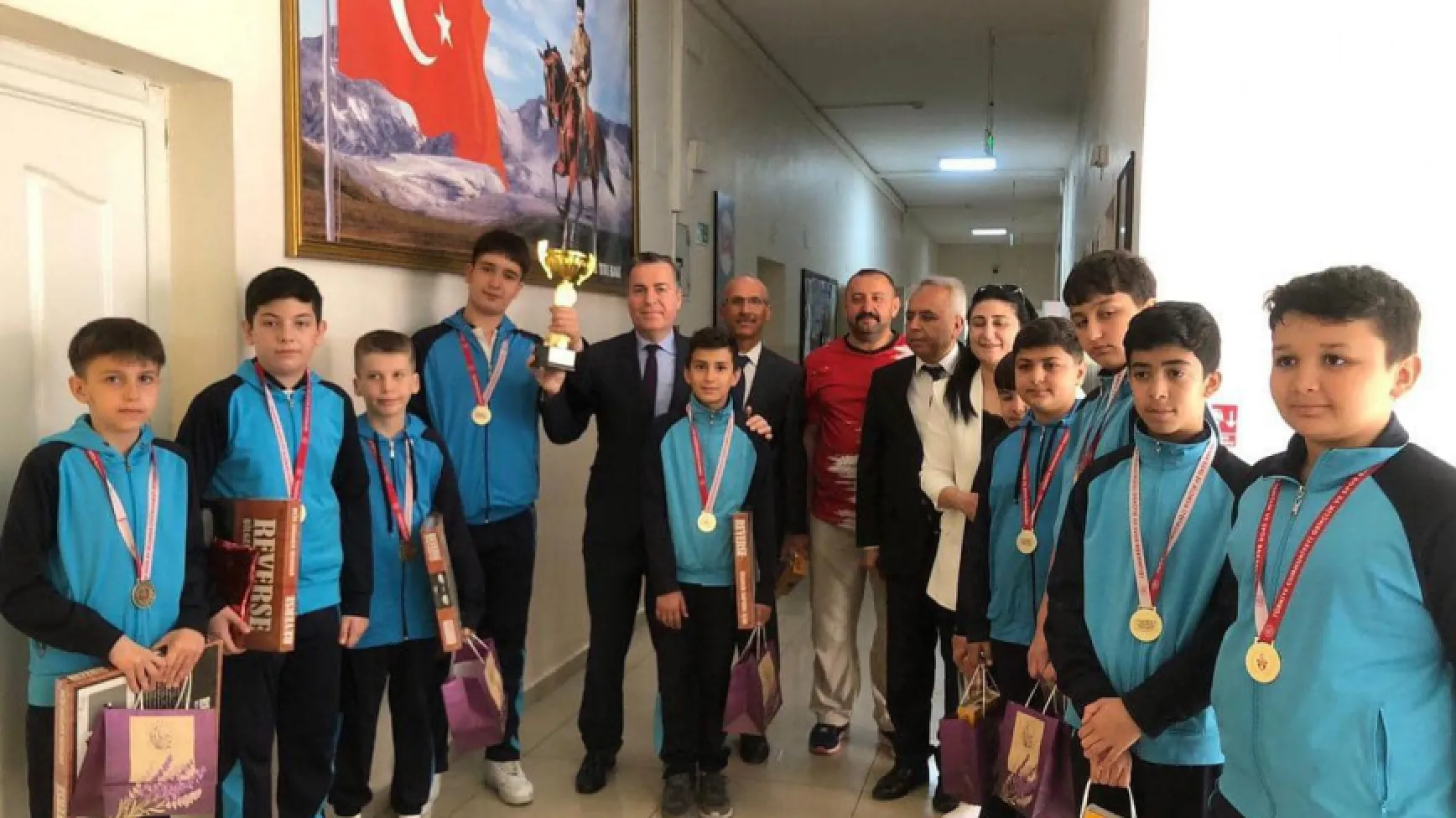 Şadi Turgutlu Ortaokulu Voleybol Takımı Türkiye Şampiyonluğunu Kaymakam Kapankaya ile Kutladı