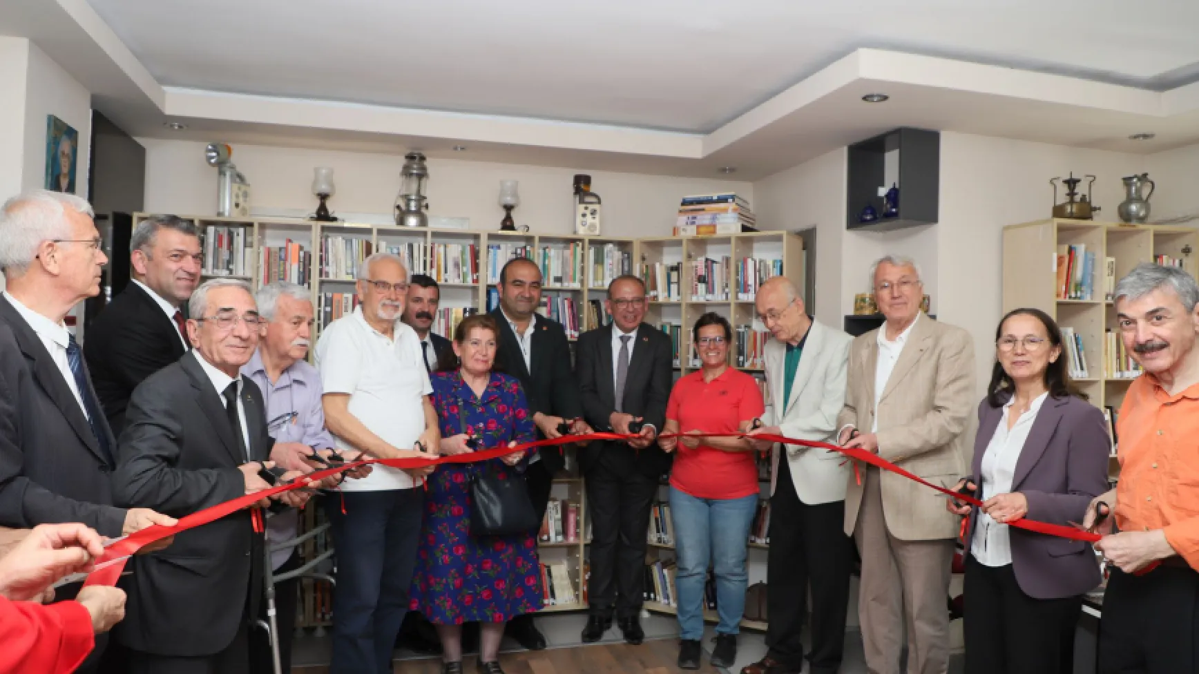 Turgutlu Belediyesi Kütüphanesi ve Aydınlanma Evi Açıldı