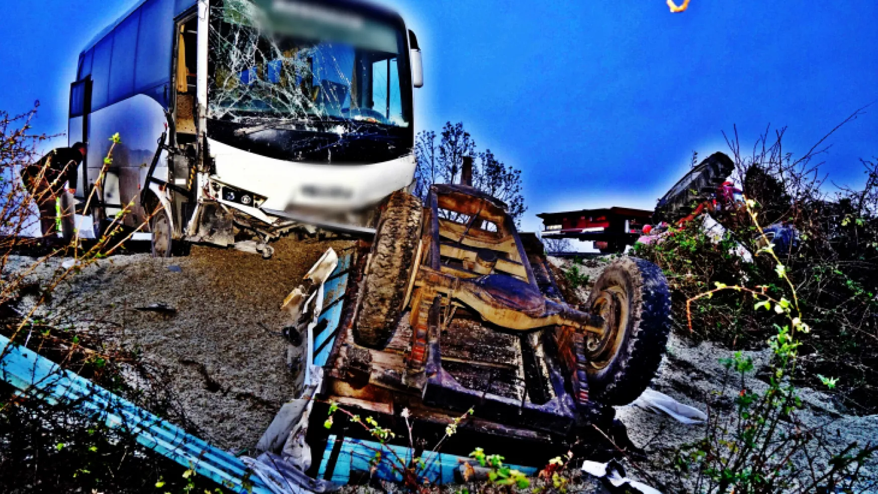 4 Yaralı: Turgutlu'da Traktör ile Otobüs Çarpıştı