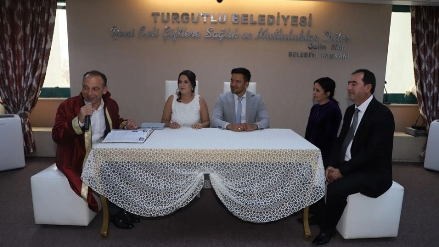 Başkan Çetin Akın, dünya evine giren genç çift Semanur ve Sergen Karataş çiftinin nikahını kıydı
